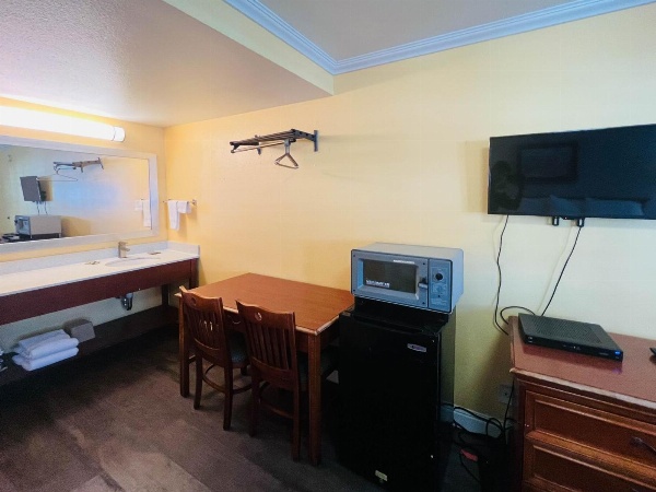 Van Ness Inn image 2